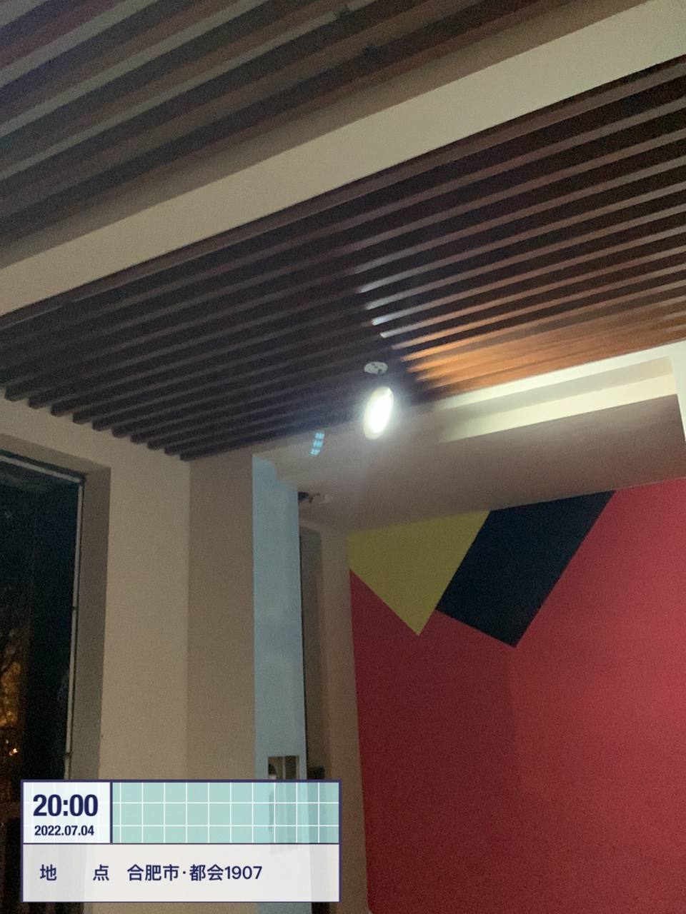 夜间架空层仅一盏灯亮照明昏暗