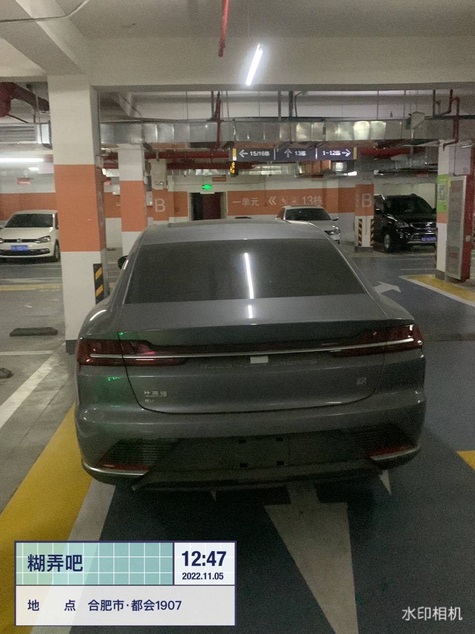 地下车库灰色轿车停在通道压线占道