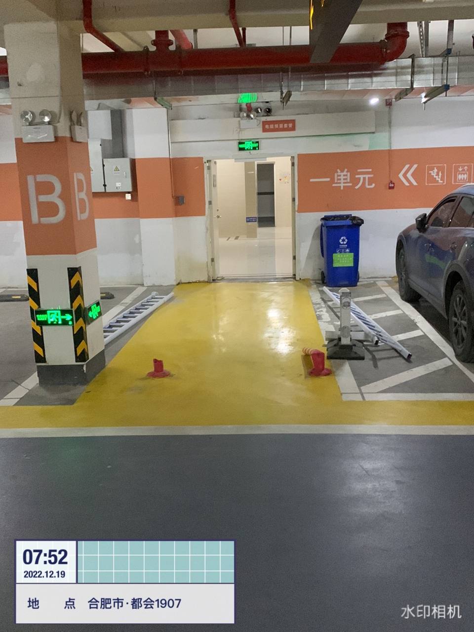 地下车库一单元门口垃圾桶占堵
