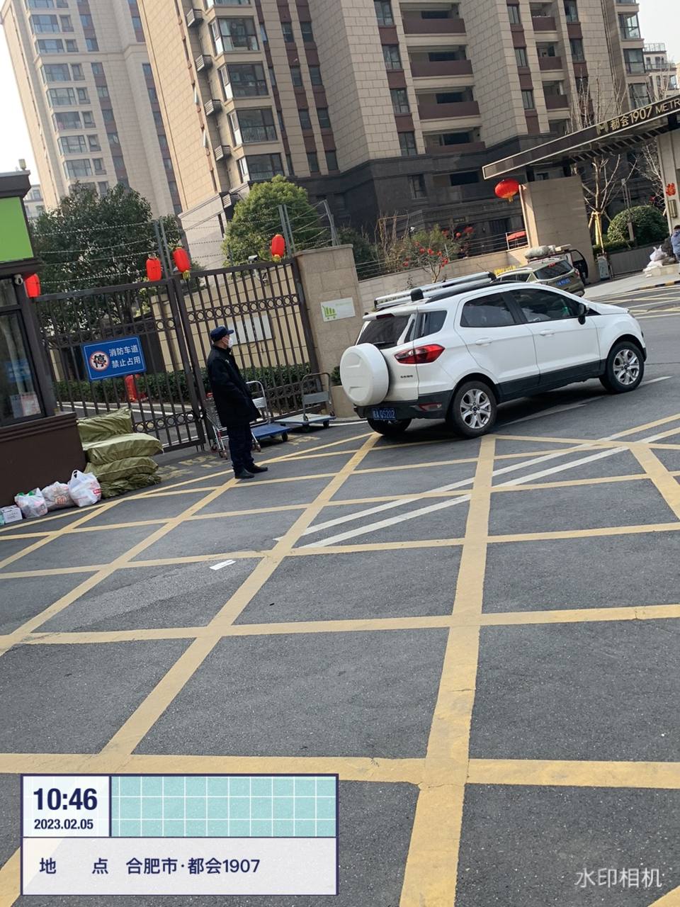 白色SUV停在消防通道禁停网格上（室外消防通道被机动车占用）