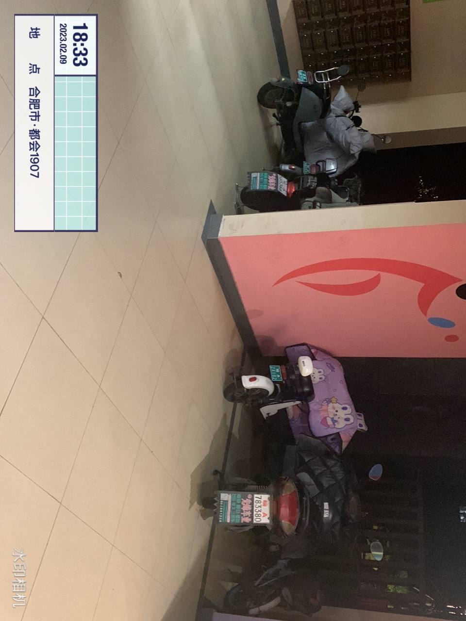 架空层多辆电瓶车乱停