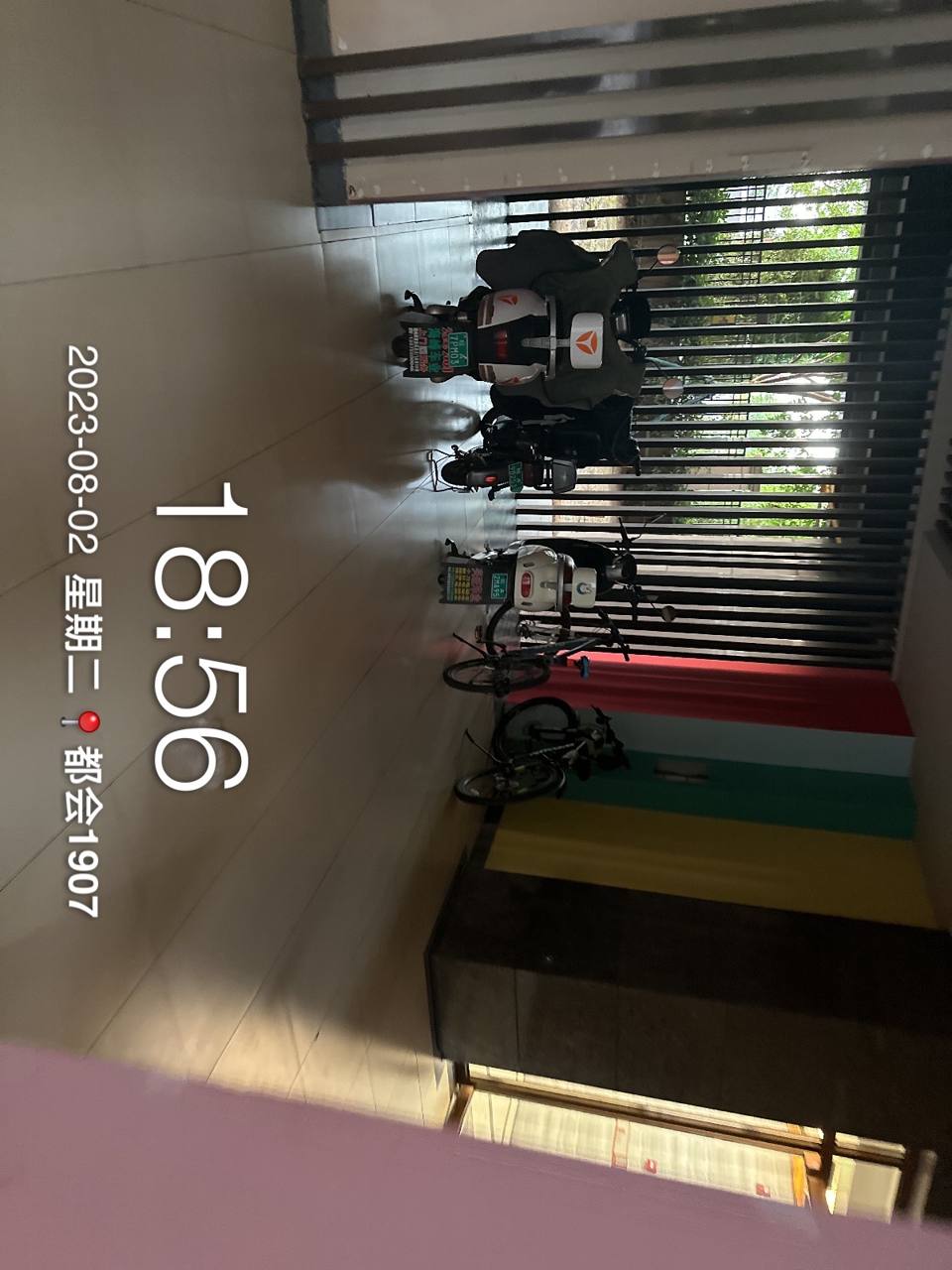 架空层电瓶车与自行车乱停