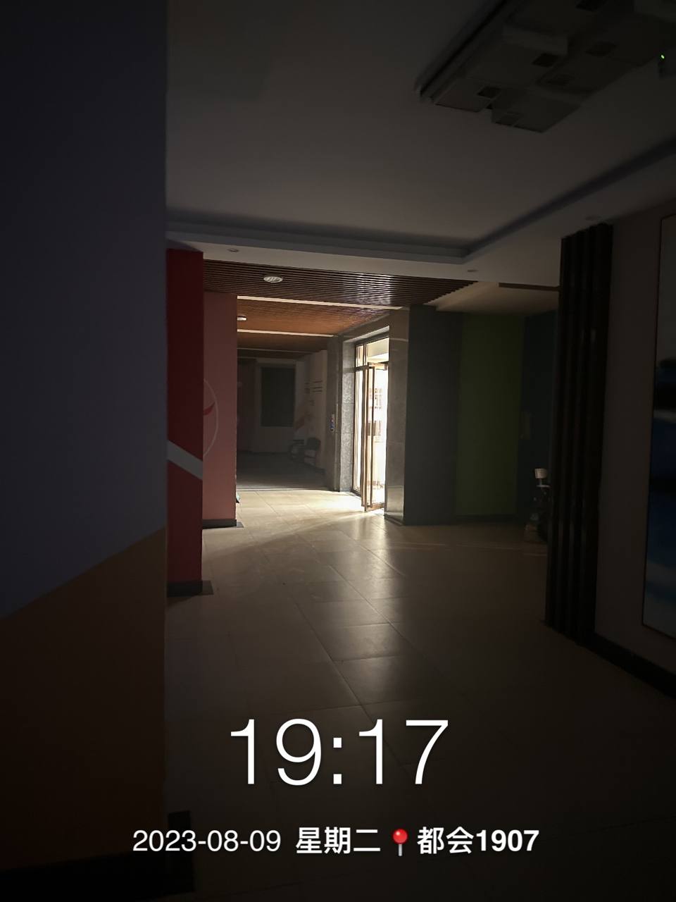 走廊照明昏暗