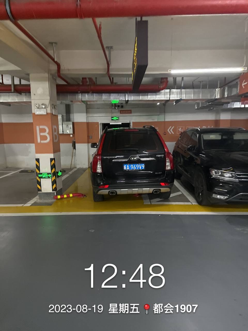 地下车库黑色SUV压线占道停放