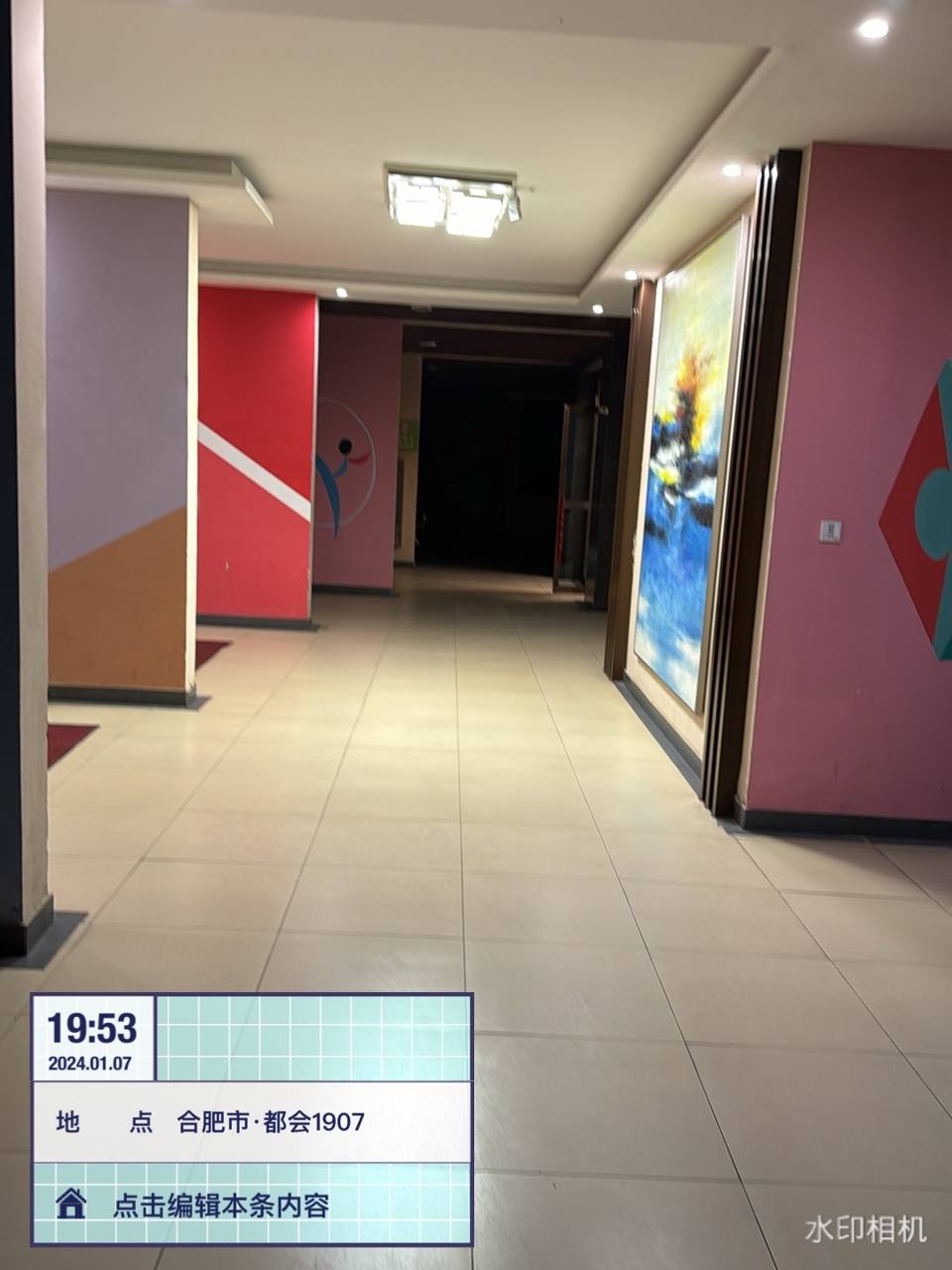 大堂走廊尽头照明未开启画面昏暗