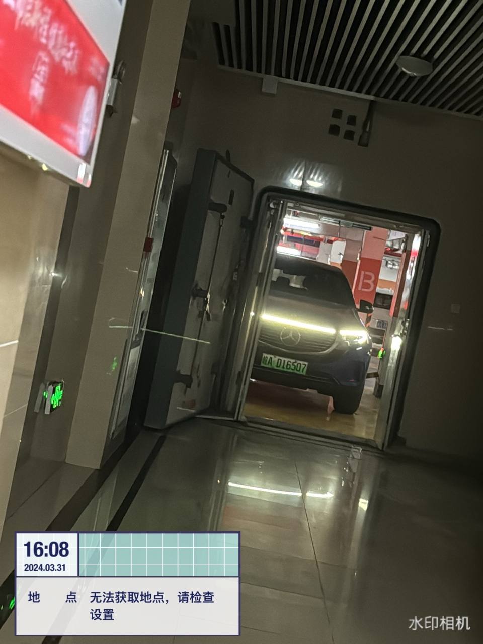 走廊人防门敞开且机动车堵在门口通道