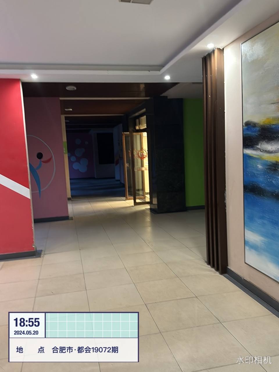 走廊尽头照明未开启画面昏暗
