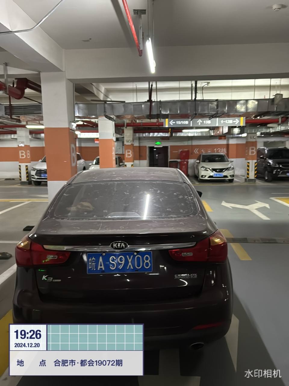 地下车库轿车停放在通道禁停区