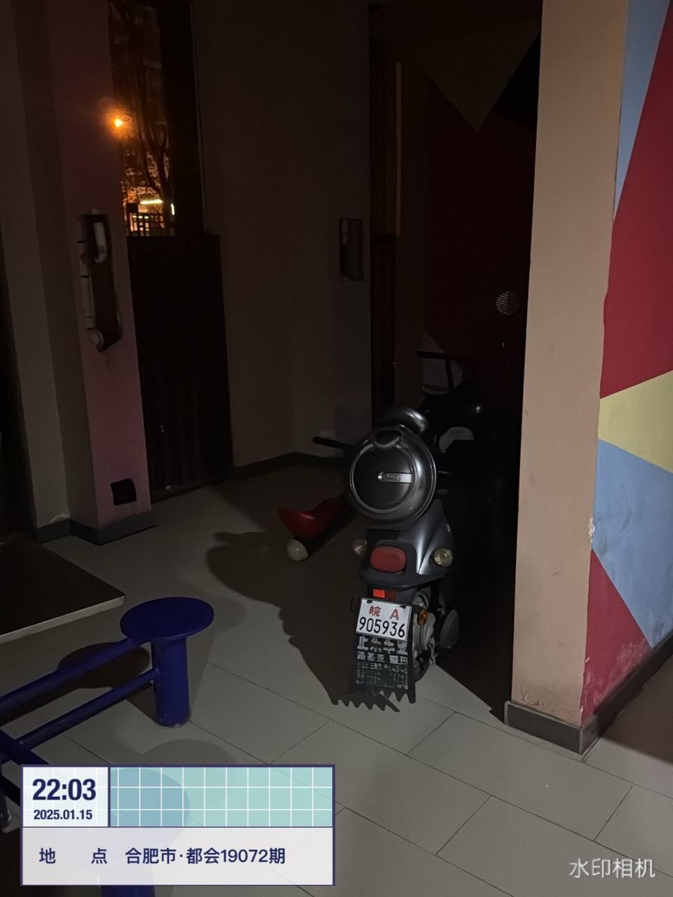 电瓶车停在架空层活动区