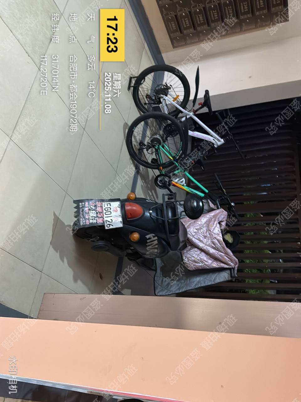 架空层自行车与电瓶车乱停