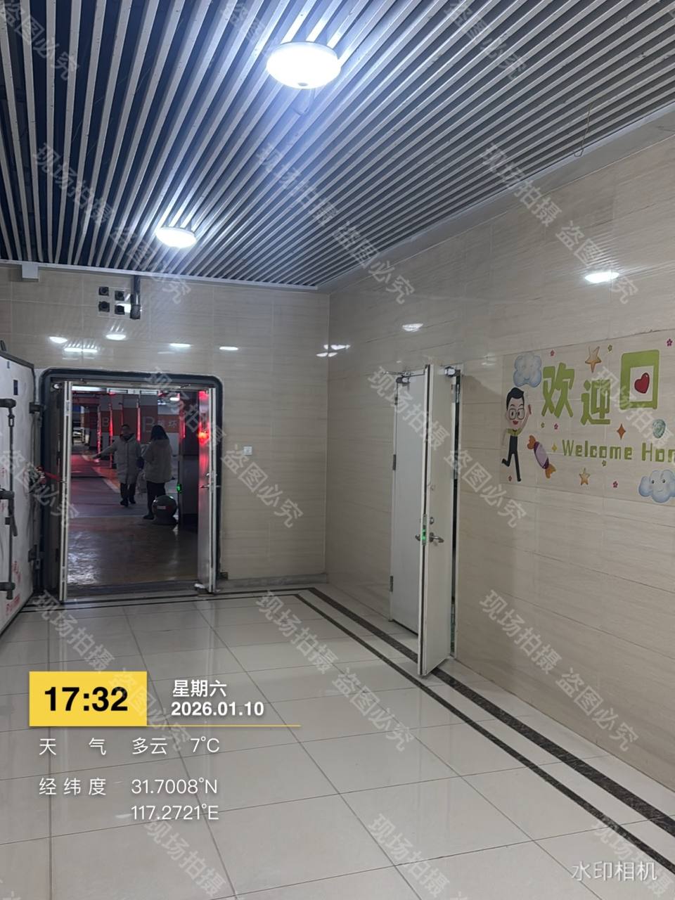 大堂人防门及侧门敞开