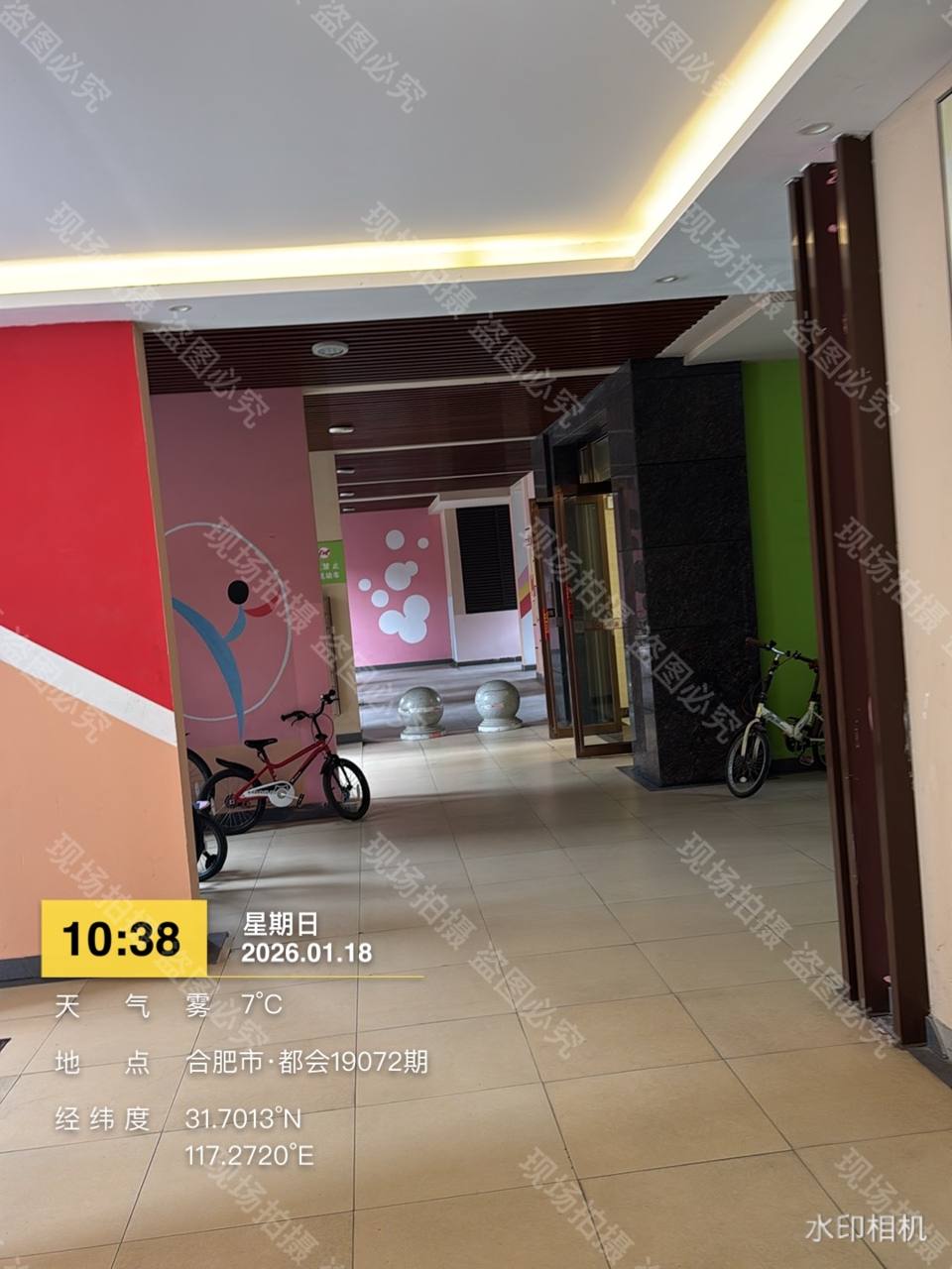 架空层活动区自行车乱停