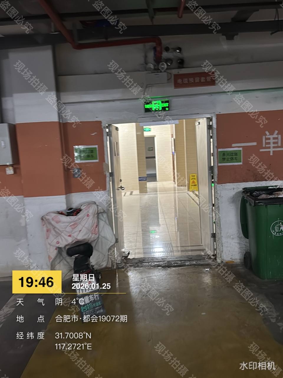 车库一单元门口电瓶车垃圾桶占堵（门也敞开）