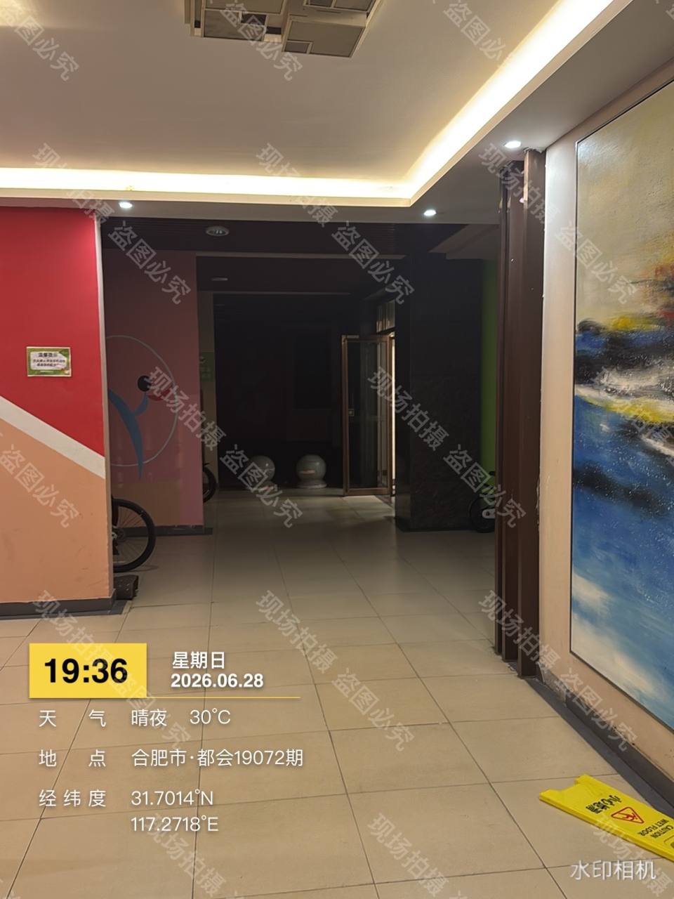 架空层走廊照明昏暗远端一片漆黑