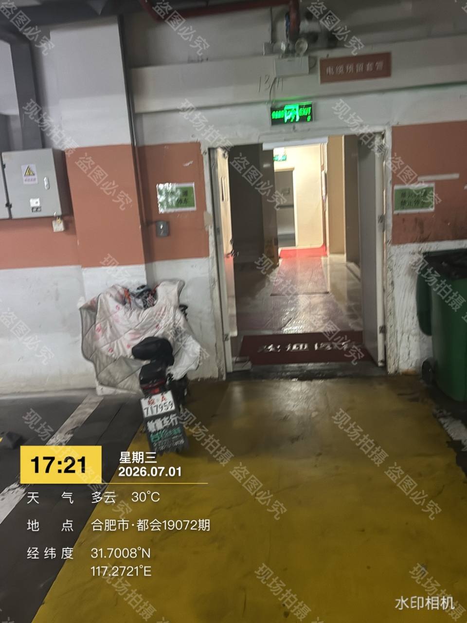 车库一单元门口电瓶车占堵（单元门也敞开）