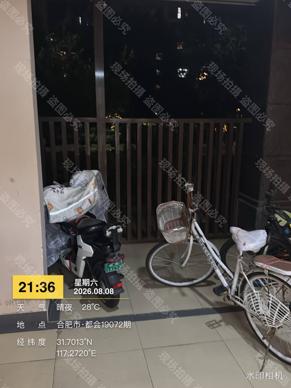 架空层电瓶车及两辆自行车乱停