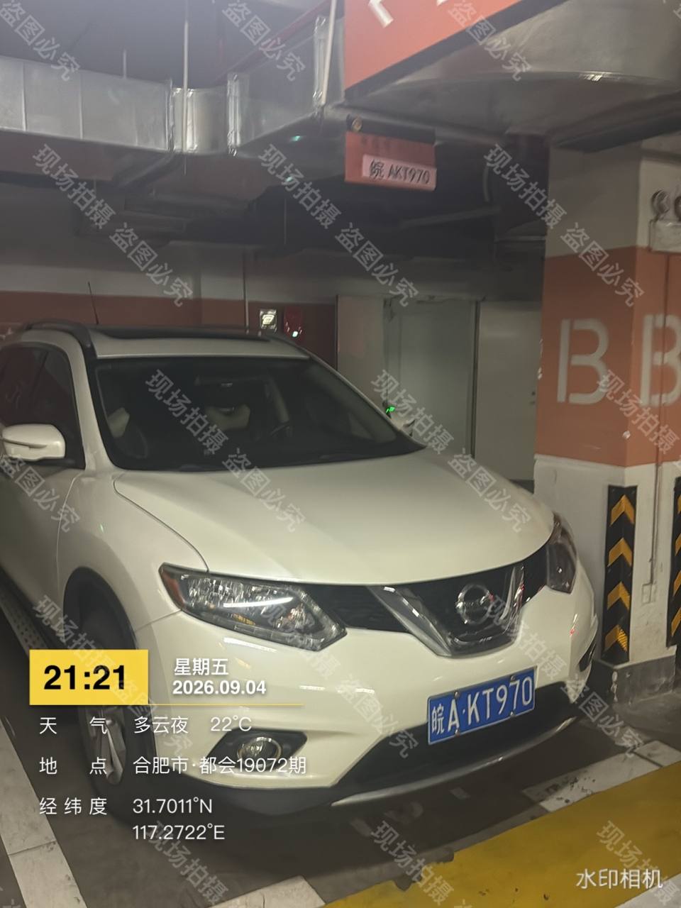 地下车库白色SUV压线占道停放